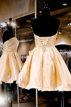 Vestido corto de fiesta de bienvenida con escote corazón y cordones, adornado con perlas PD283