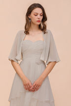 Robe de demoiselle d'honneur grise mini sans manches à décolleté cœur et drapés en mousseline