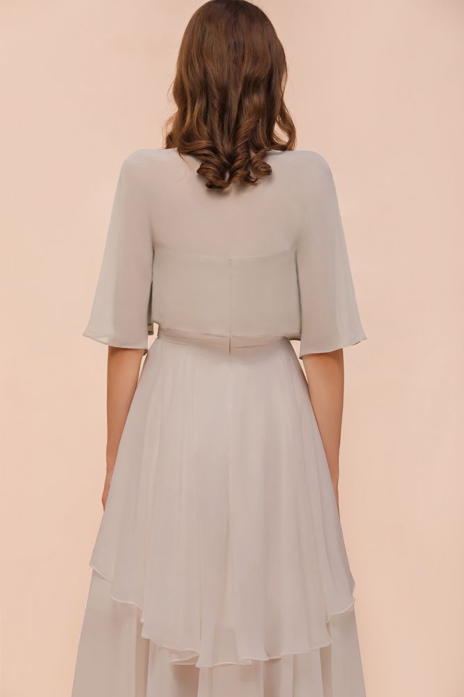 Vestido corto de dama de honor gris sin mangas con escote corazón y capas de gasa