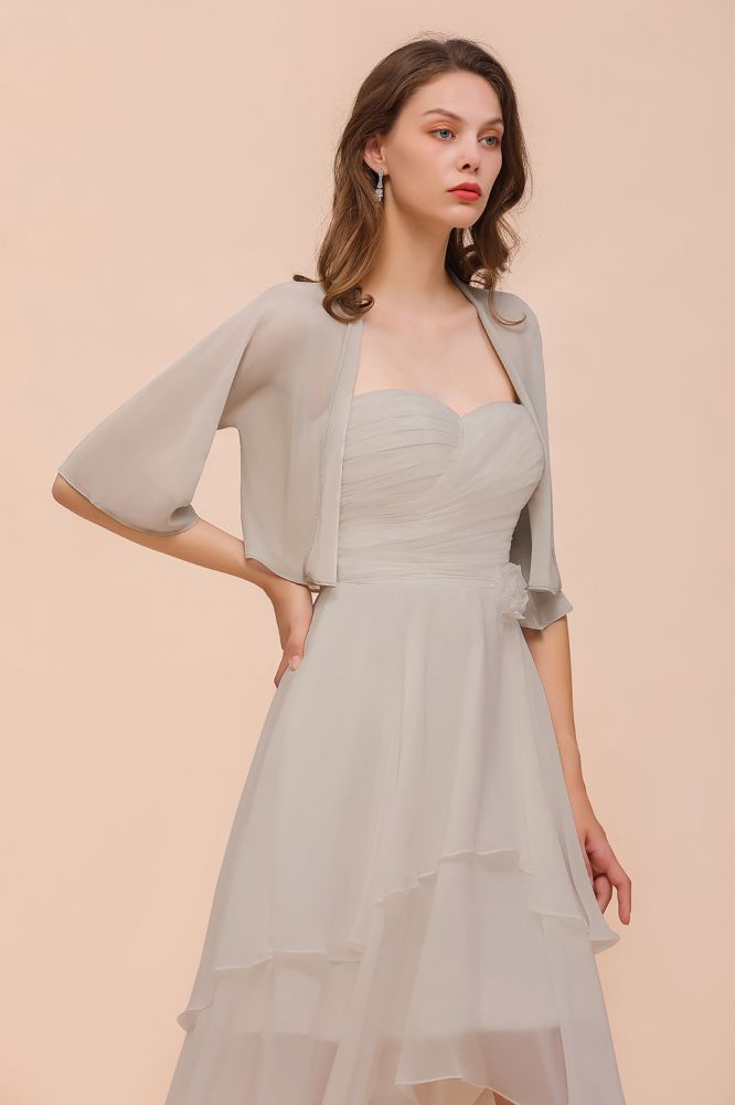 Vestido corto de dama de honor gris sin mangas con escote corazón y capas de gasa