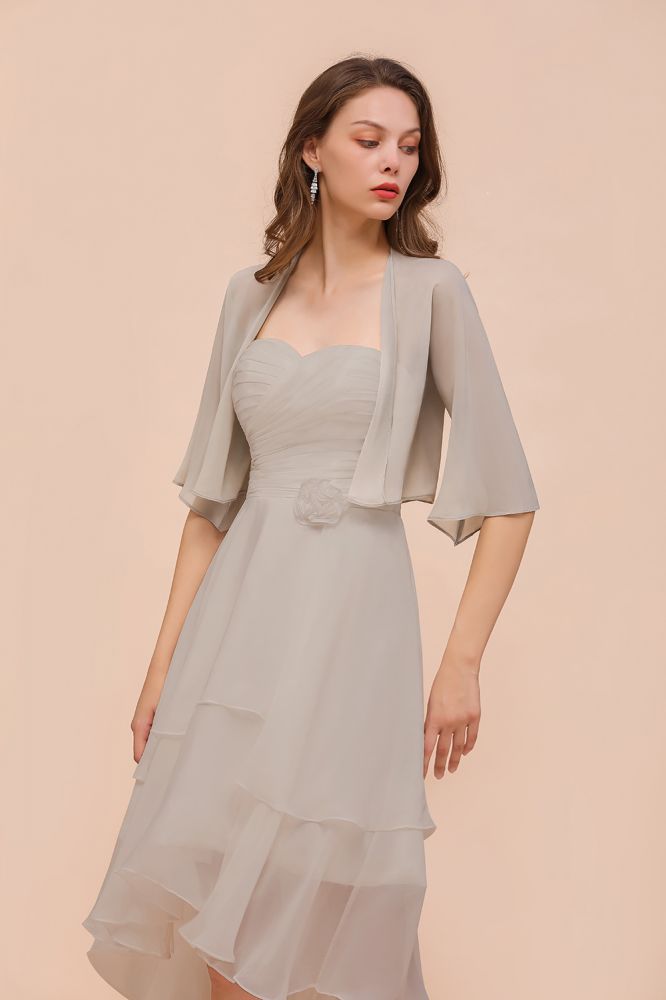 Vestido corto de dama de honor gris sin mangas con escote corazón y capas de gasa