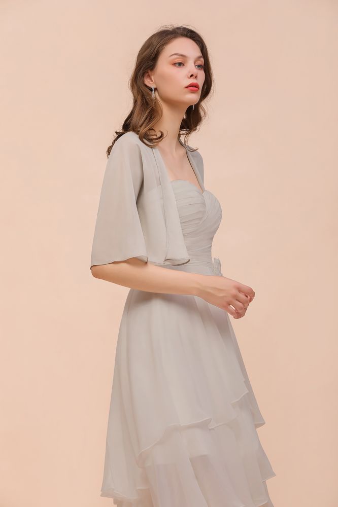 Robe de demoiselle d'honneur grise mini sans manches à décolleté cœur et drapés en mousseline