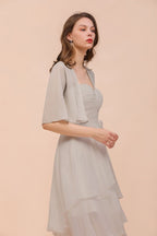 Robe de demoiselle d'honneur grise mini sans manches à décolleté cœur et drapés en mousseline