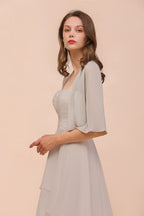 Robe de demoiselle d'honneur grise mini sans manches à décolleté cœur et drapés en mousseline