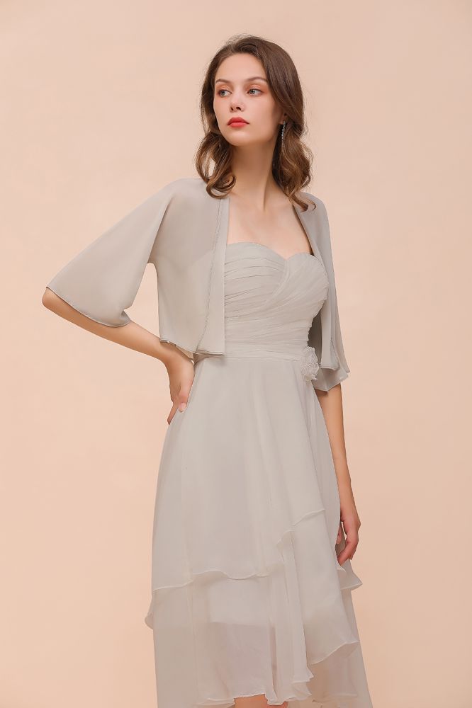 Robe de demoiselle d'honneur grise mini sans manches à décolleté cœur et drapés en mousseline