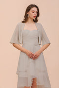 Robe de demoiselle d'honneur grise mini sans manches à décolleté cœur et drapés en mousseline