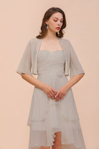 Robe de demoiselle d'honneur grise mini sans manches à décolleté cœur et drapés en mousseline