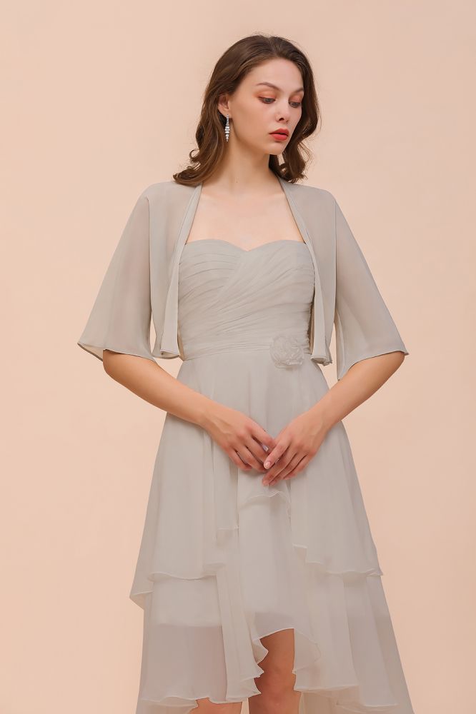 Vestido corto de dama de honor gris sin mangas con escote corazón y capas de gasa
