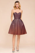 Robe de bal courte sans manches à décolleté cœur en soie brillante, longueur genou