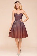 Robe de bal courte sans manches à décolleté cœur en soie brillante, longueur genou