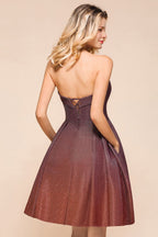 Robe de bal courte sans manches à décolleté cœur en soie brillante, longueur genou