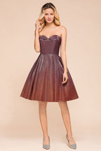 Robe de bal courte sans manches à décolleté cœur en soie brillante, longueur genou