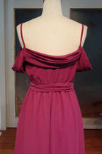 Robe de bal longue en mousseline de soie à volants, décolleté en cœur et coupe trapèze, avec ceinture à nœud.
