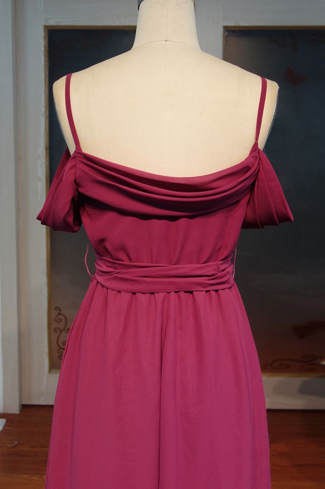 Robe de bal longue en mousseline de soie à volants, décolleté en cœur et coupe trapèze, avec ceinture à nœud.