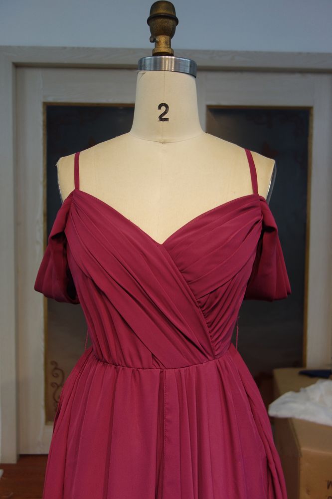 Robe de bal longue en mousseline de soie à volants, décolleté en cœur et coupe trapèze, avec ceinture à nœud.