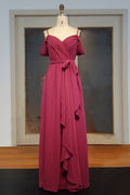 Robe de bal longue en mousseline de soie à volants, décolleté en cœur et coupe trapèze, avec ceinture à nœud.