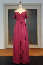 Robe de bal longue en mousseline de soie à volants, décolleté en cœur et coupe trapèze, avec ceinture à nœud.