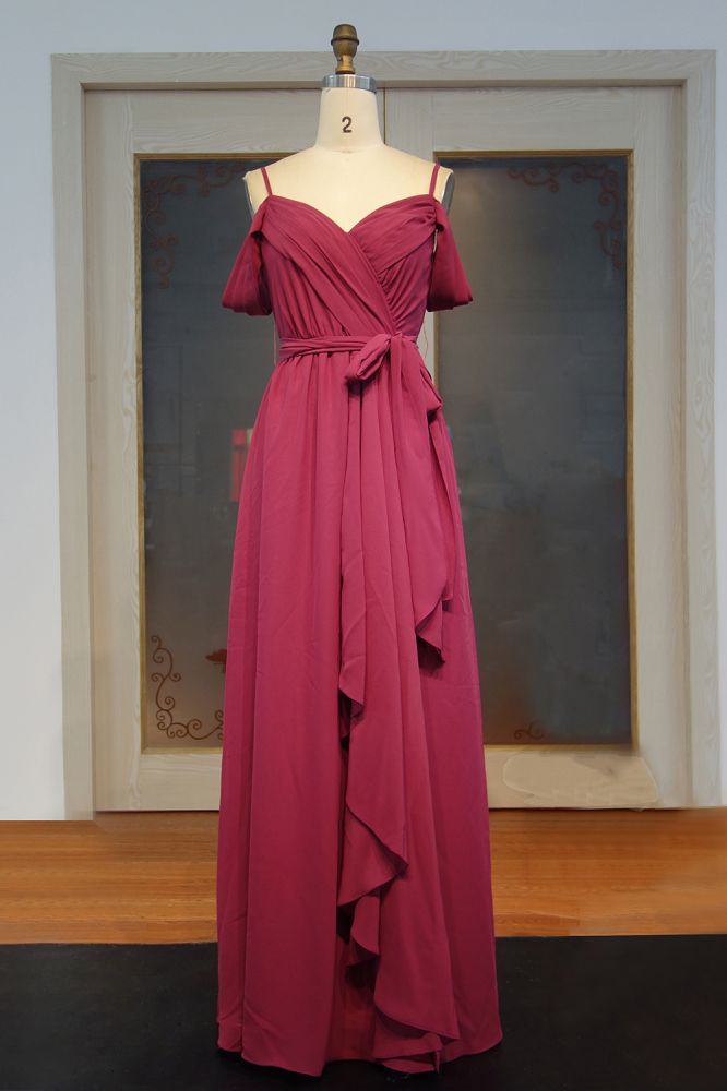 Robe de bal longue en mousseline de soie à volants, décolleté en cœur et coupe trapèze, avec ceinture à nœud.