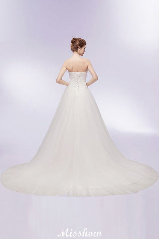 Vestidos de novia de tul con plumas, corte en A, sin tirantes y con escote corazón