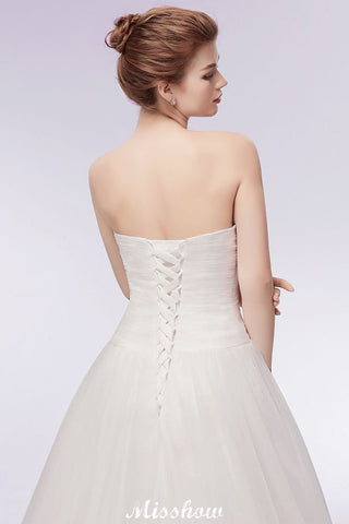 Vestidos de novia de tul con plumas, corte en A, sin tirantes y con escote corazón