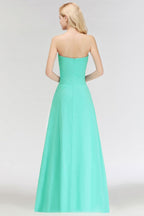Vestido de dama de honor largo hasta el suelo con escote corazón, sin tirantes y con volantes.