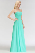 Vestido de dama de honor largo hasta el suelo con escote corazón, sin tirantes y con volantes.