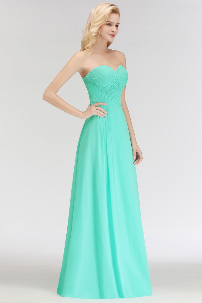 Vestido de dama de honor largo hasta el suelo con escote corazón, sin tirantes y con volantes.