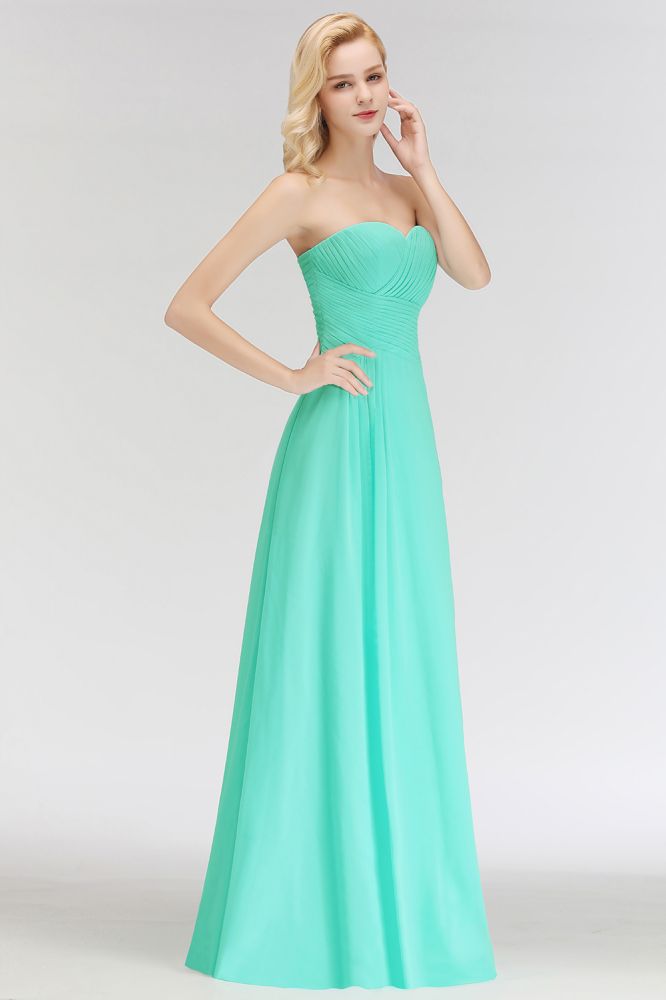 Vestido de dama de honor largo hasta el suelo con escote corazón, sin tirantes y con volantes.