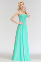 Vestido de dama de honor largo hasta el suelo con escote corazón, sin tirantes y con volantes.