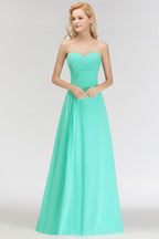 Vestido de dama de honor largo hasta el suelo con escote corazón, sin tirantes y con volantes.