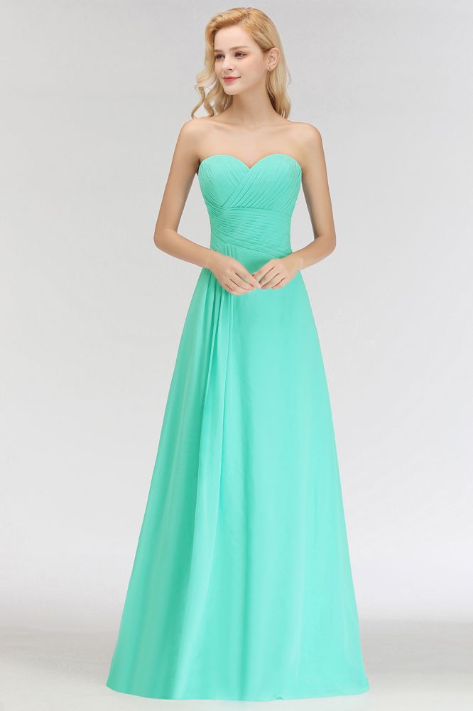 Vestido de dama de honor largo hasta el suelo con escote corazón, sin tirantes y con volantes.