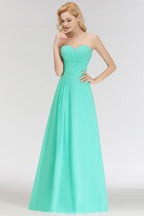 Vestido de dama de honor largo hasta el suelo con escote corazón, sin tirantes y con volantes.