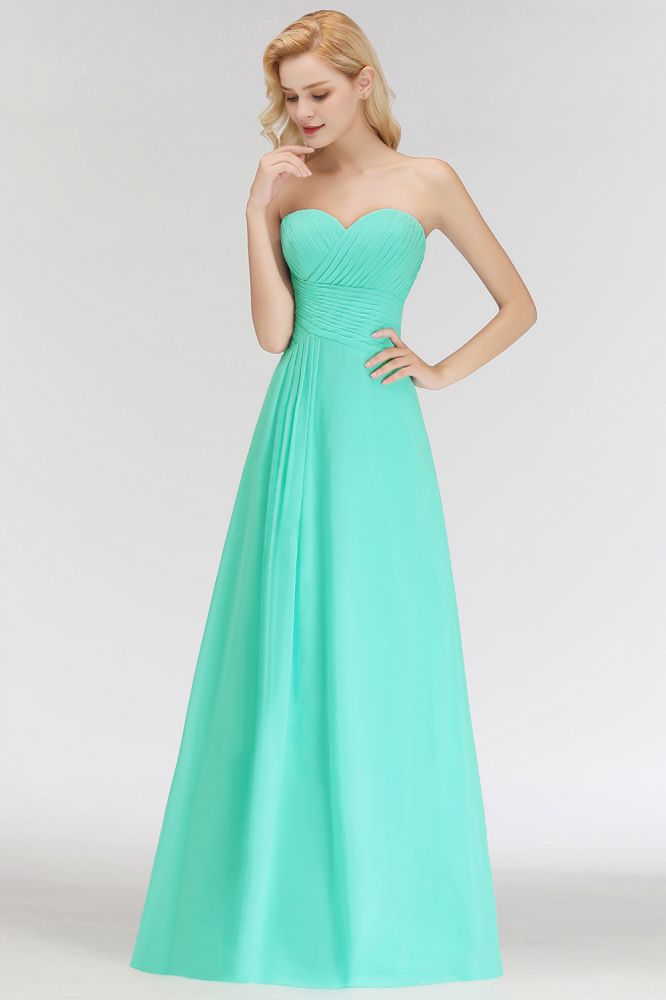 Vestido de dama de honor largo hasta el suelo con escote corazón, sin tirantes y con volantes.