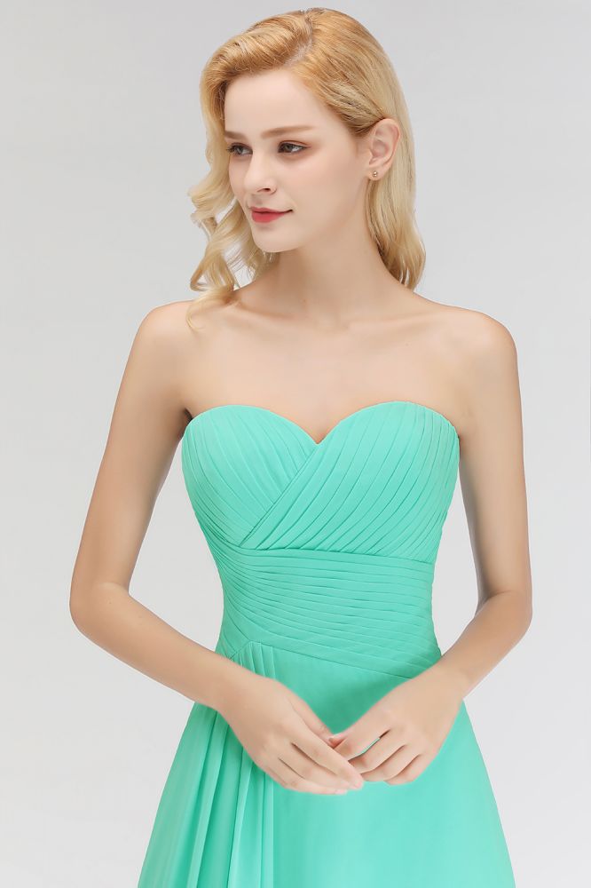 Vestido de dama de honor largo hasta el suelo con escote corazón, sin tirantes y con volantes.