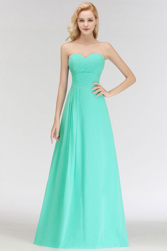 Vestido de dama de honor largo hasta el suelo con escote corazón, sin tirantes y con volantes.