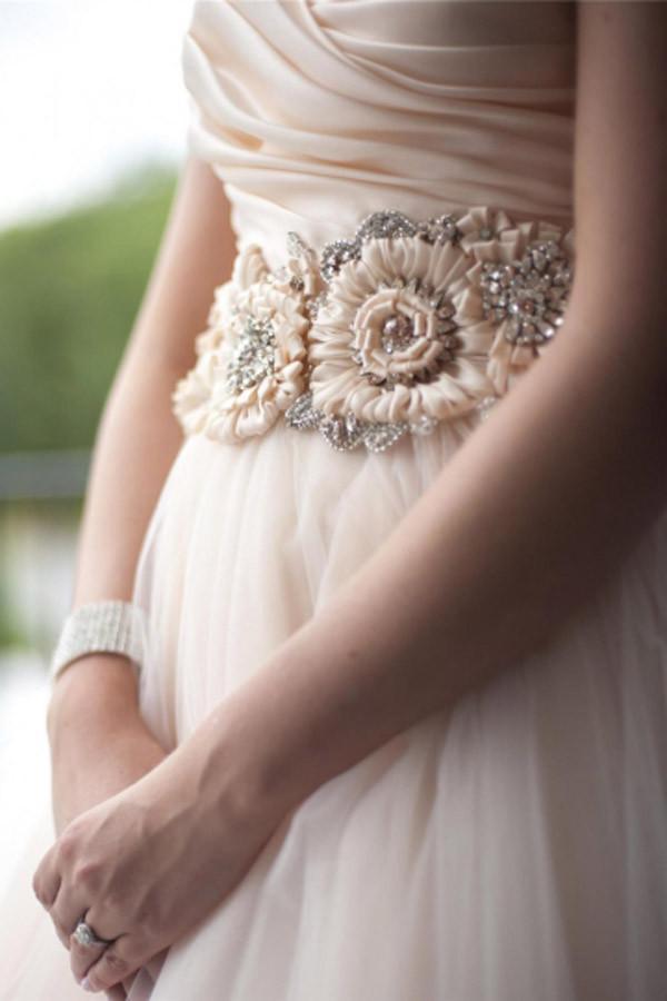 Robe de mariée bustier à fleurs et perles, ornée d'un décolleté en cœur et d'une traîne courte (WD092)