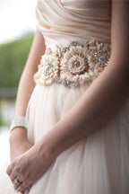 Robe de mariée bustier à fleurs et perles, ornée d'un décolleté en cœur et d'une traîne courte (WD092)