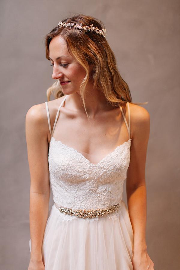 Robe de mariée blanche en mousseline à bretelles en forme de cœur et perles PG 202