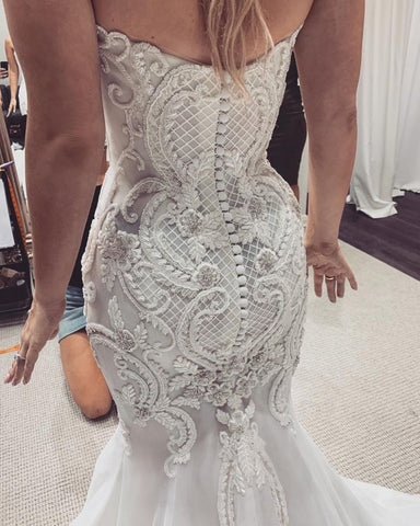 Robe de mariée sirène en dentelle à boutons, décolleté cœur