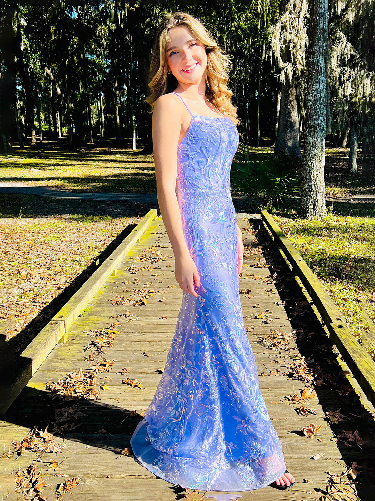 Sylvia | Robe de bal longue sirène à bretelles spaghetti, dentelle lilas et sequins. 