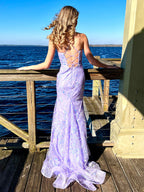 Sylvia | Robe de bal longue sirène à bretelles spaghetti, dentelle lilas et sequins. 