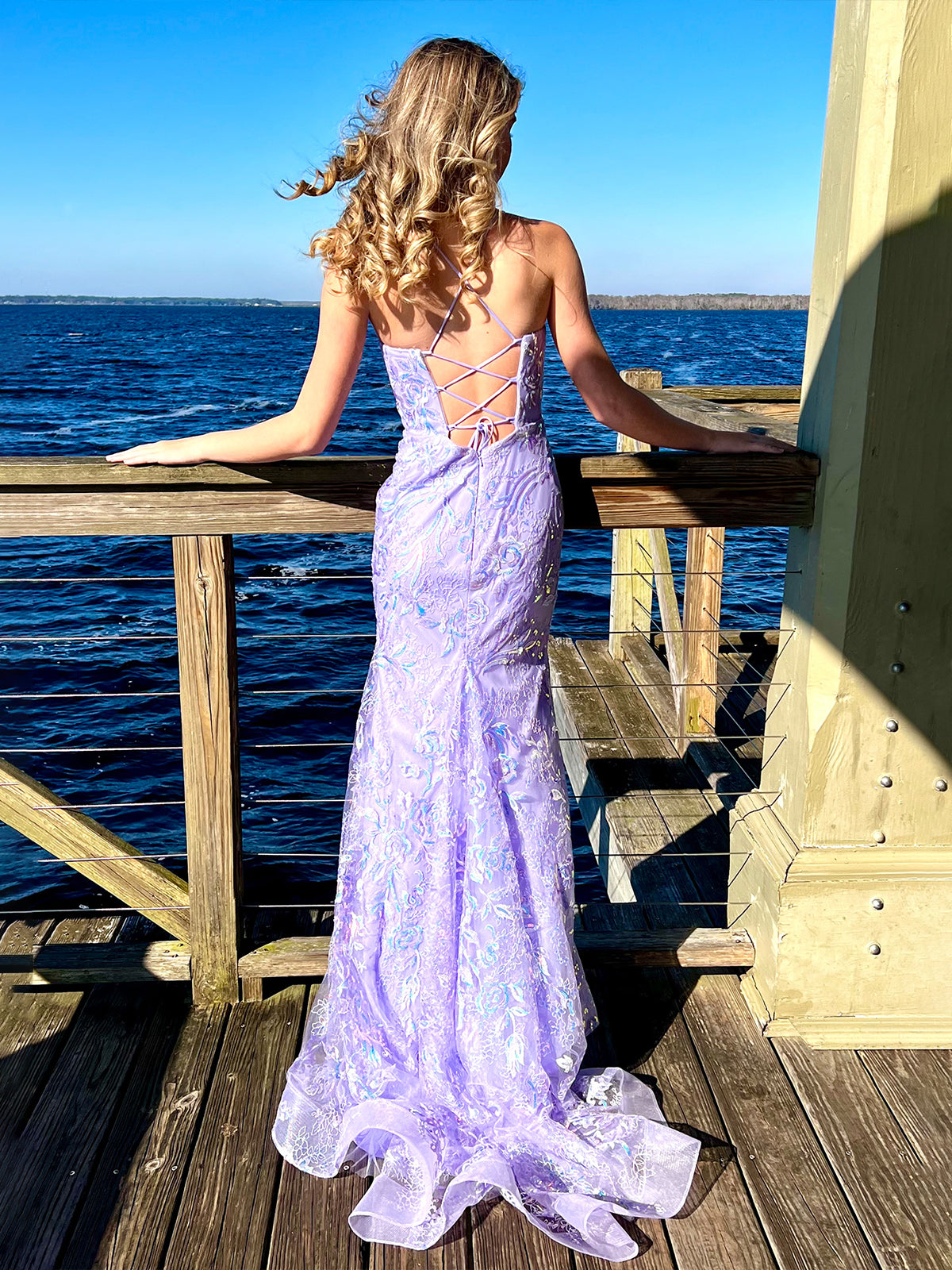Sylvia | Robe de bal longue sirène à bretelles spaghetti, dentelle lilas et sequins. 