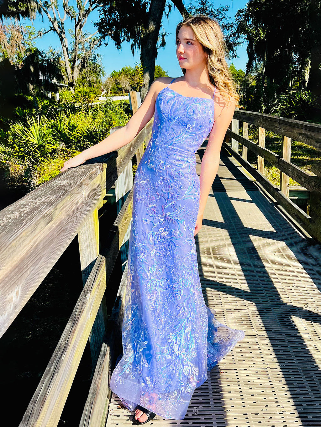 Sylvia | Robe de bal longue sirène à bretelles spaghetti, dentelle lilas et sequins. 