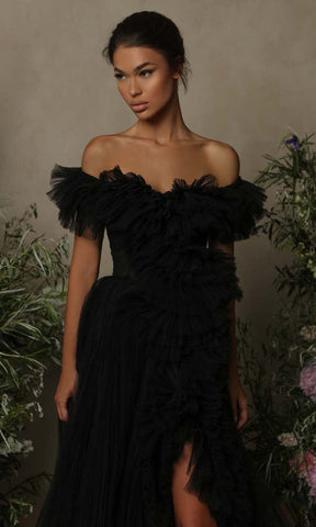 Vestido de tul con volantes, corte en A y abertura