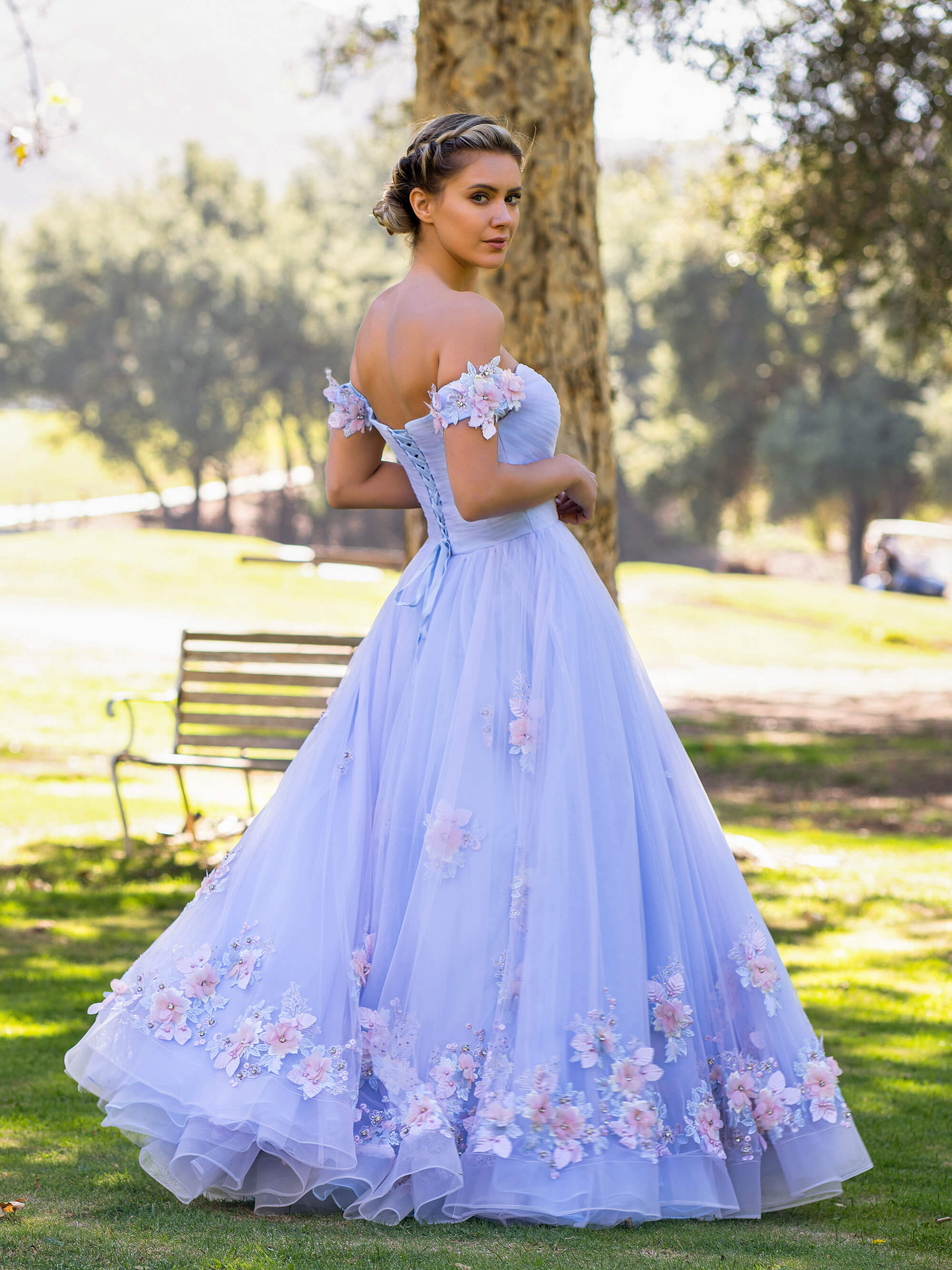 Vestido de fiesta largo hasta el suelo con apliques de tul y hombros descubiertos