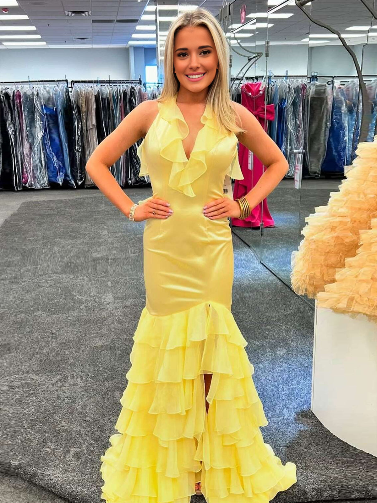 Tatum | Robe de bal longue sirène jaune en satin à col V et volants