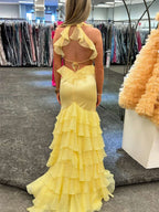 Tatum | Robe de bal longue sirène jaune en satin à col V et volants