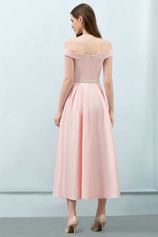 Robe de bal rose mi-longue, coupe trapèze, épaules dénudées et ceinture.