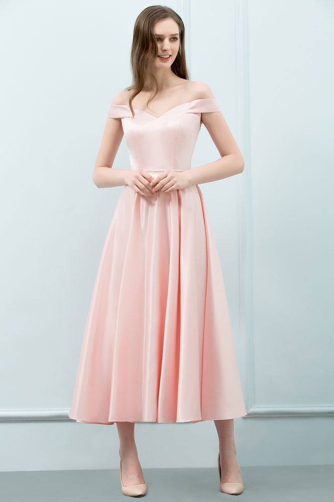 Robe de bal rose mi-longue, coupe trapèze, épaules dénudées et ceinture.