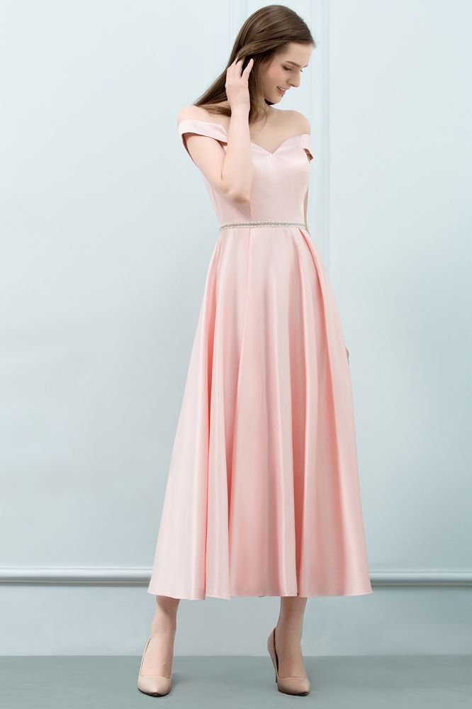Robe de bal rose mi-longue, coupe trapèze, épaules dénudées et ceinture.